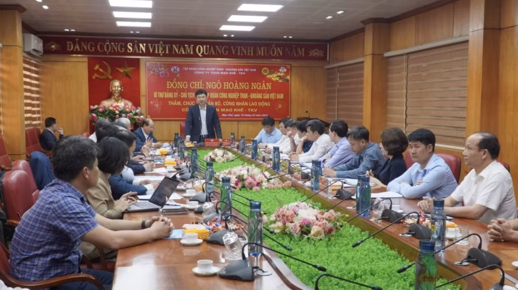 Ông Ngô Hoàng Ngân, Bí thư Đảng uỷ, Chủ tịch HĐTV Tập đoàn Công nghiệp Than - Khoáng sản Việt Nam làm việc với Công ty Than Mạo Khê. (Ảnh CTV)