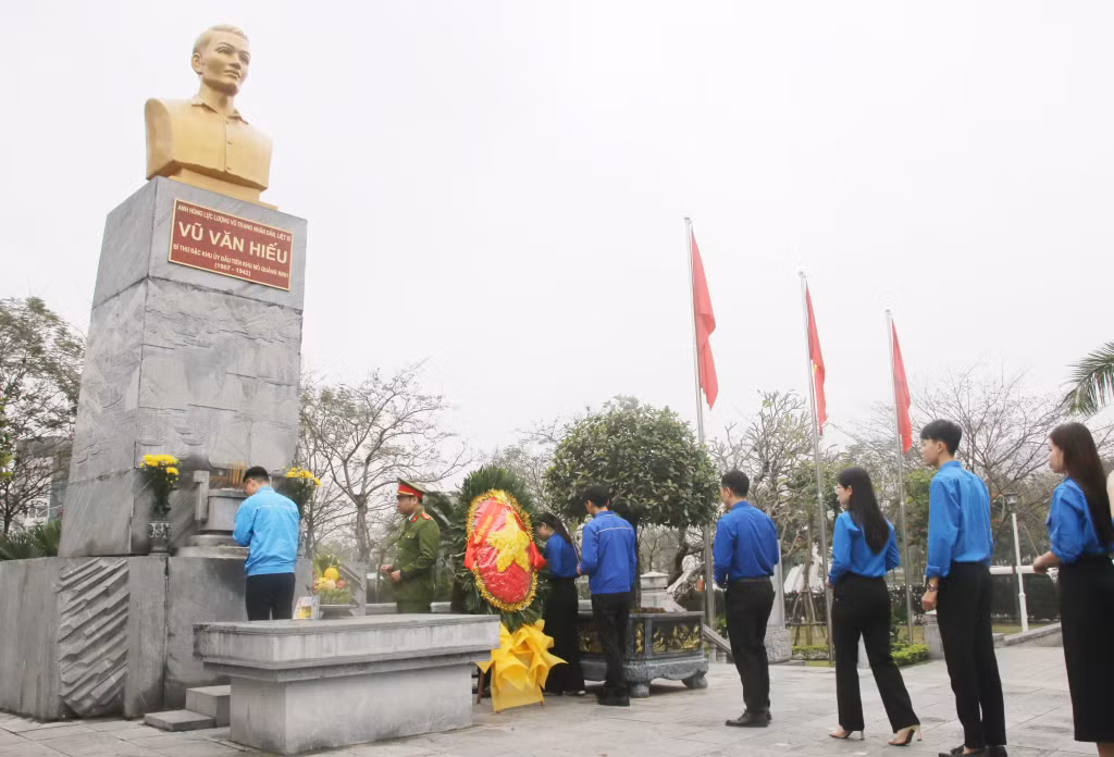 Các đại biểu và đoàn viên thanh niên dâng hương tại Tượng đài đồng chí Vũ Văn Hiếu, Bí thư Đặc khu ủy đầu tiên của Khu mỏ Quảng Ninh.