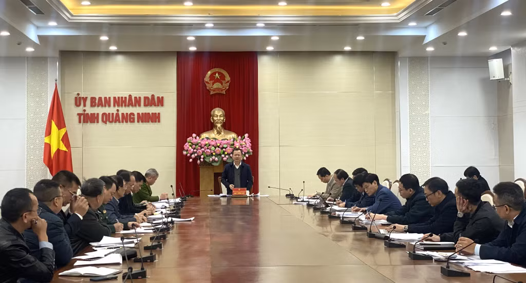 Đồng chí Cao Tường Huy, Phó Bí thư Tỉnh ủy, Chủ tịch UBND tỉnh, chủ trì cuộc họp.