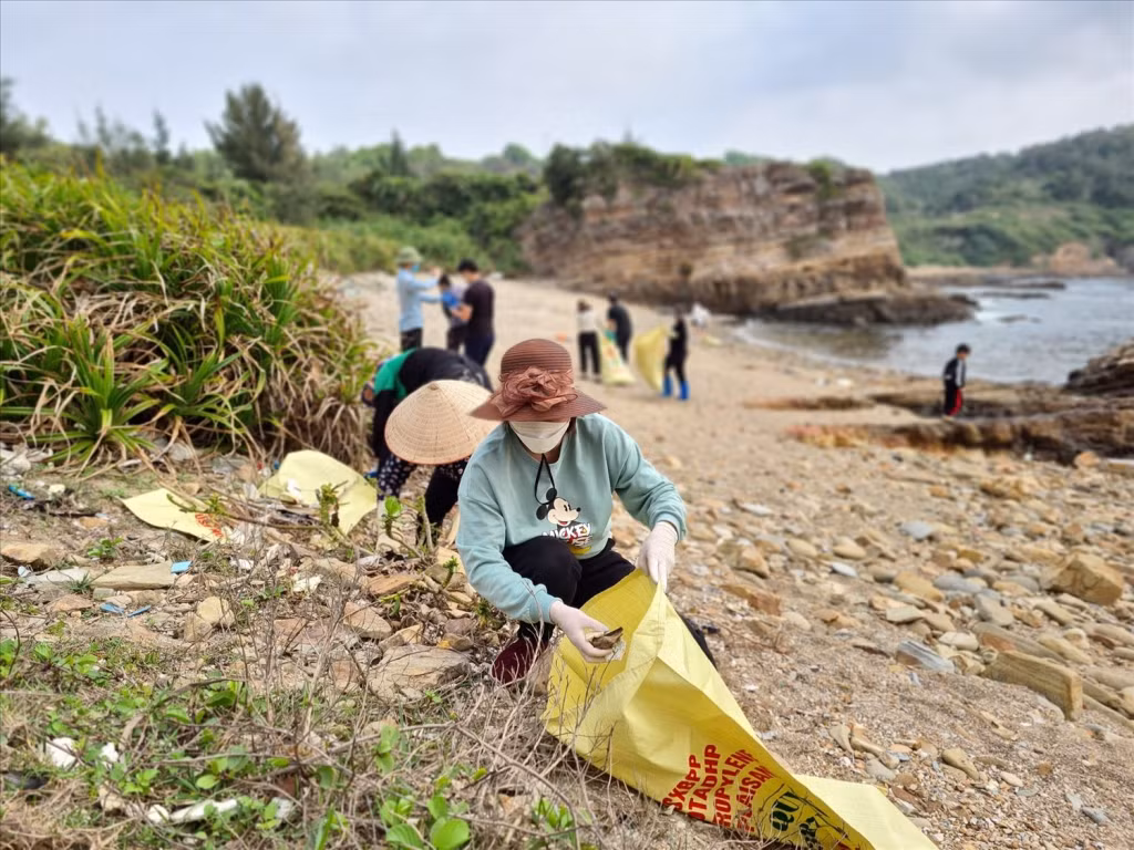 Làm sạch biển trở thành hoạt động thường xuyên, liên tục, được sự hưởng ứng nhiệt tình của đông đảo cán bộ, nhân dân và du khách.