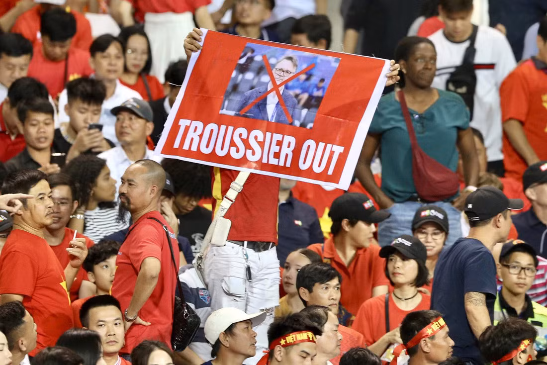 Biểu ngữ đòi HLV Troussier ra đi của CĐV trên sân Mỹ Đình - Ảnh: HOÀNG TÙNG