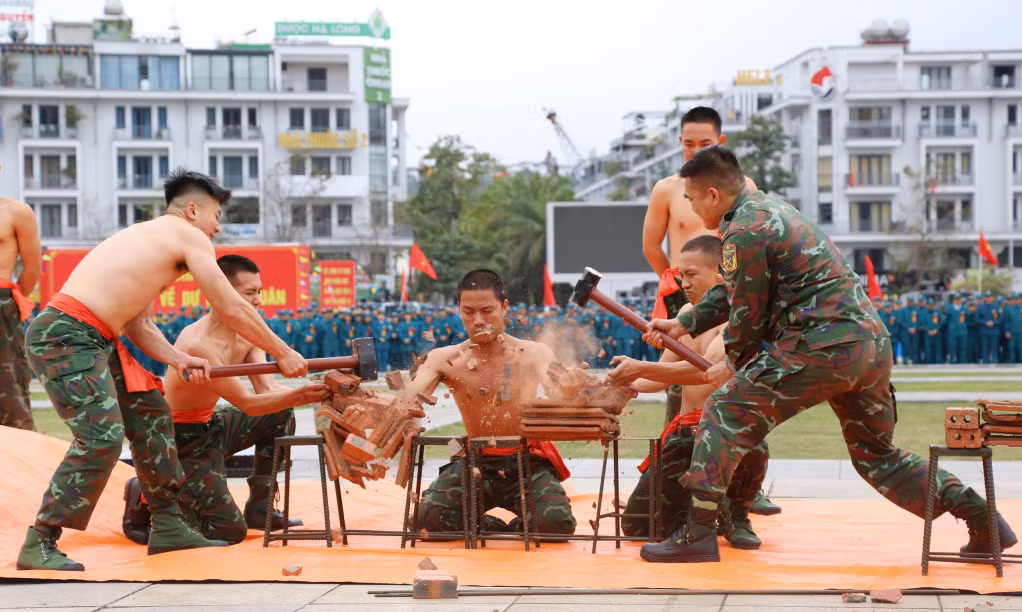 2024-03_Lễ ra quân huấn luyện năm 2024- Màn biểu diễn công phá gạch trên tay. Ảnh: Nguyễn Thanh