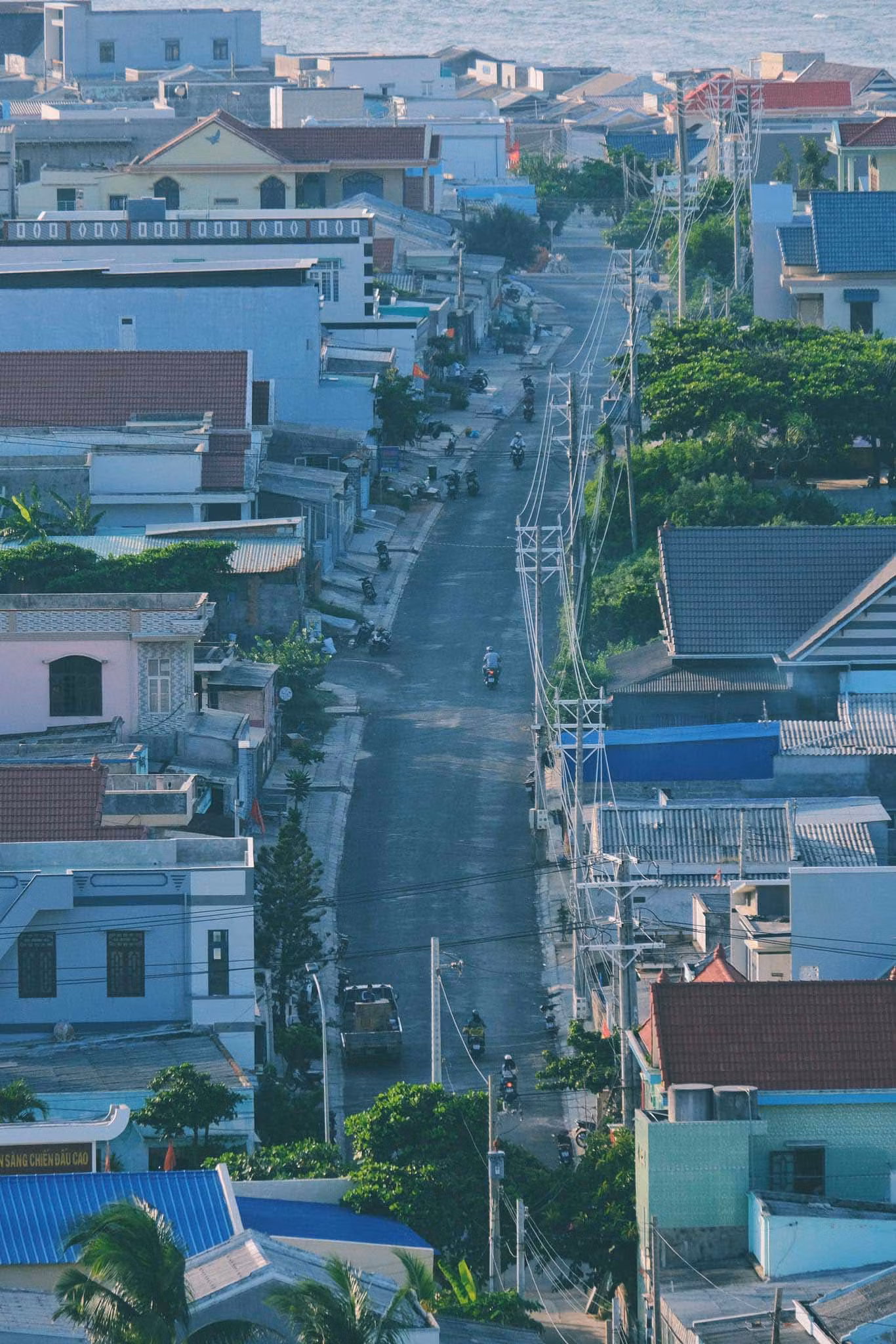 Cảnh sắc đảo Phú Quý với góc nhìn từ đỉnh Cao Cát. Ảnh: Tuyên Parafu