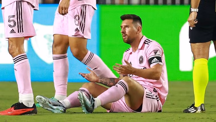 Messi dính chấn thương ở trận đấu với Nashville.
