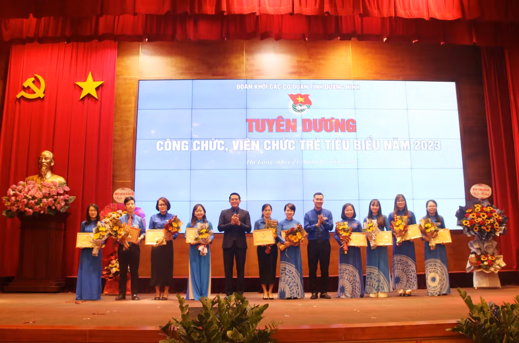 10 cá nhân được tuyên dương "Công chức, viên chức trẻ tiêu biểu" năm 2023.