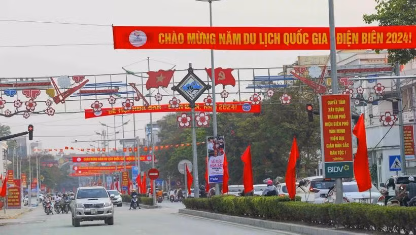 Đường phố rợp cờ hoa, băngrôn, khẩu hiệu chào đón Năm Du lịch Quốc gia-Điện Biên và Lễ hội Hoa Ban 2024. (Ảnh: Xuân Tư/TTXVN)