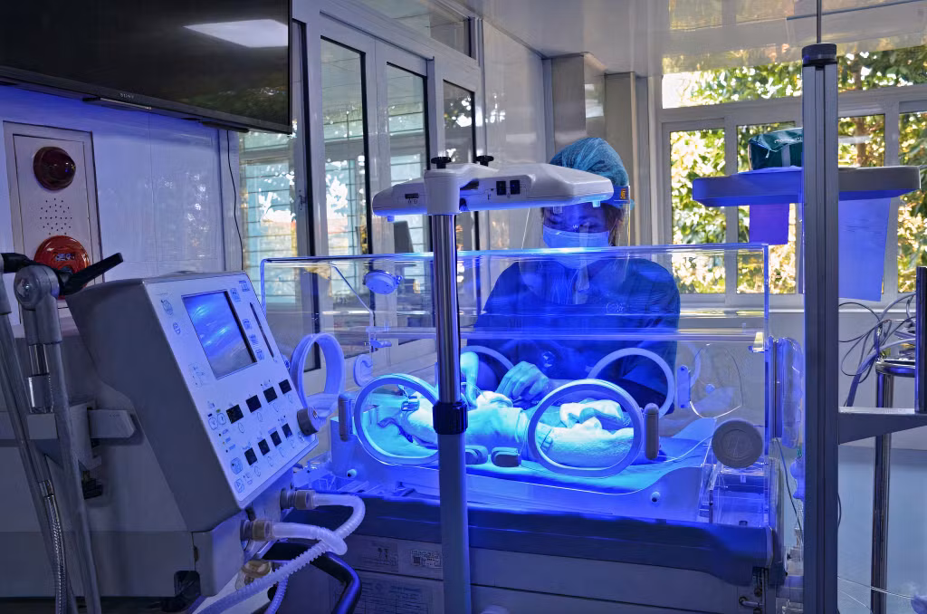 Trẻ sinh non được chăm sóc tại Bệnh viện Sản nhi Quảng Ninh.