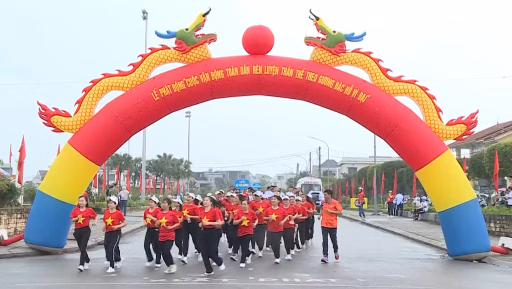 Người dân hào hứng tham gia Ngày chạy Olympic vì sức khỏe toàn dân tại TP Móng Cái năm 2024.