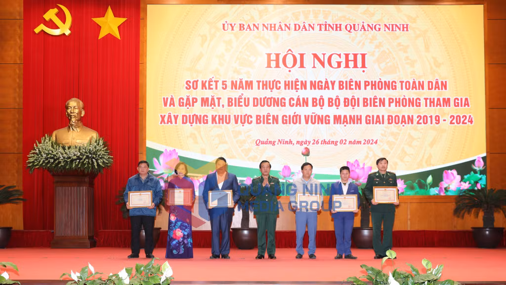 Trung tướng Lê Đức Thái, Ủy viên Trung ương Đảng, Ủy viên Quân ủy Trung ương, Tư lệnh Bộ đội Biên phòng trao Bằng khen cho các tập thể có thành tích xuất sắc trong 5 năm thực hiện “Ngày Biên phòng toàn dân” (2-2024). Ảnh: Đỗ Phương