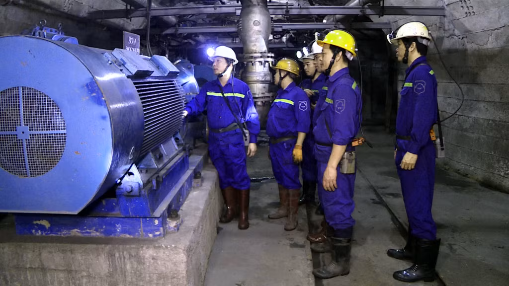 Lãnh đạo Công ty Than Thống Nhất kiểm tra hệ thống bơm tại hầm bơm mức -35.