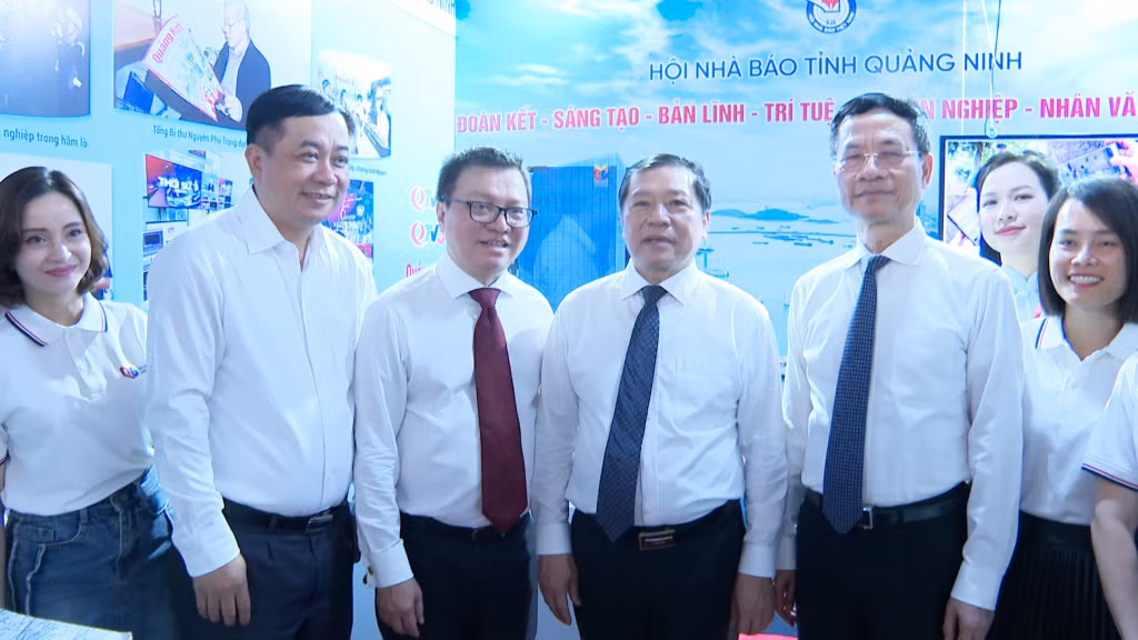 Các đại biểu Trung ương tham quan khu trưng bày các sản phẩm báo chí của Hội nhà báo Tỉnh Quảng Ninh