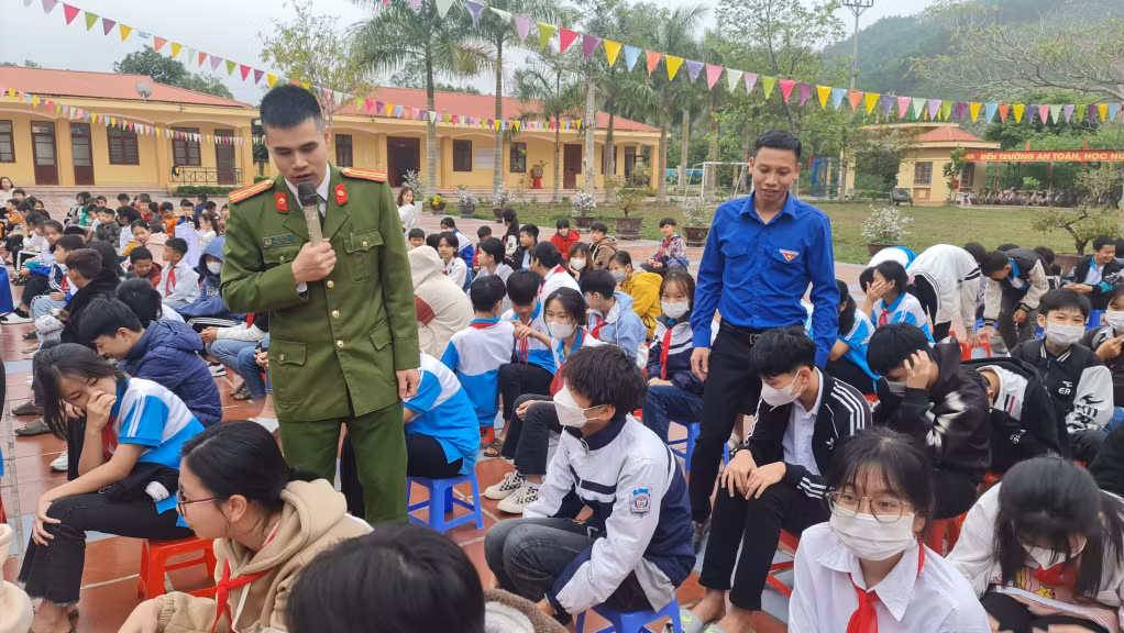 Anh Đoàn Văn Thắng cùng công an xã tuyên truyền Luật giao thông cho học sinh.