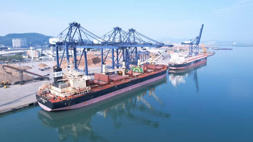 Tàu hàng cập bến tại cảng container quốc tế Cái Lân (CICT) đầu năm mới Giáp Thìn 2024. Ảnh: Hoàng Nam