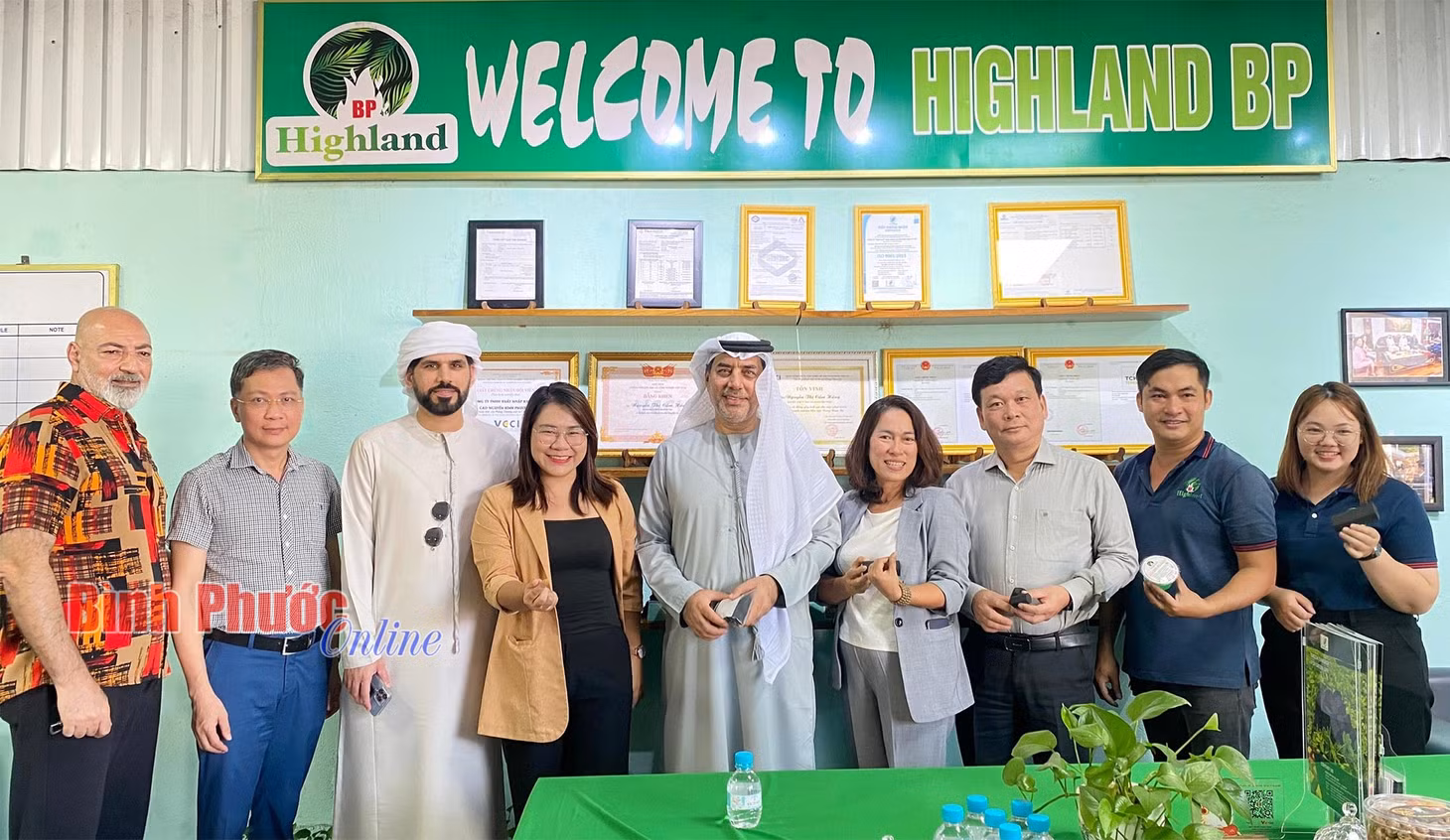 Bà Nguyễn Thị Cẩm Hằng, Chủ tịch Hội đồng thành viên Công ty TNHH xuất nhập khẩu Cao Nguyên (thứ 4 từ phải qua) tin tưởng sản phẩm than hoạt tính của công ty sẽ được xuất khẩu vào những thị trường khó tính như Đức, Bỉ, Hà Lan, Mỹ… - Ảnh: Viết Bằng