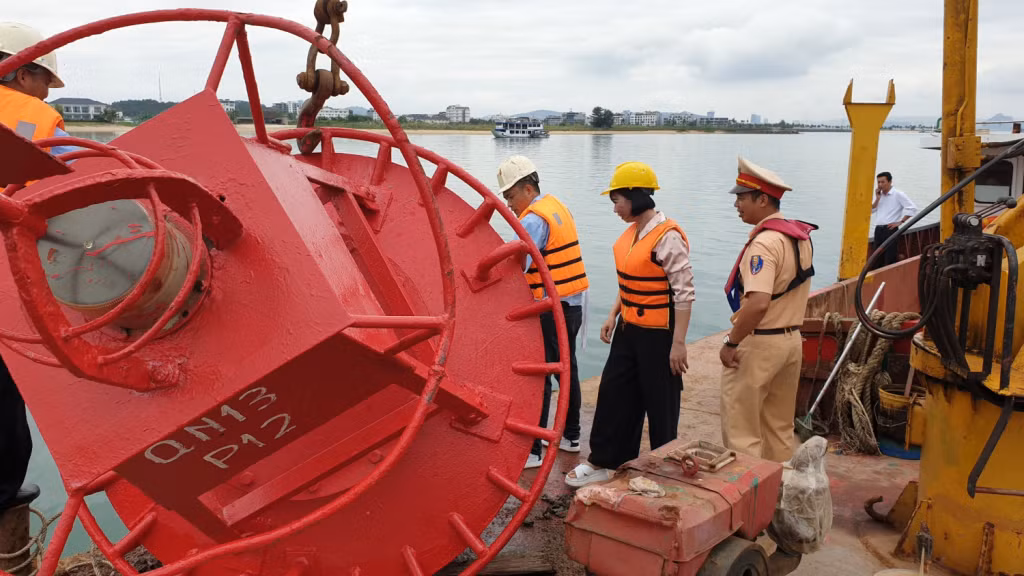 Các lực lượng chức năng phối hợp với đơn vị quản lý kiểm tra thay thế các phao tiêu bị hưng hỏng trên các tuyến, luồng đường thủy.