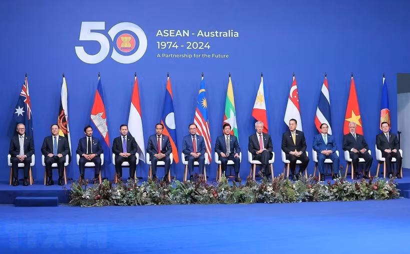 Thủ tướng Australia Anthony Albanese, Thủ tướng Phạm Minh Chính cùng các Trưởng đoàn và Tổng Thư ký ASEAN Kao Kim Hourn. (Ảnh: Dương Giang/TTXVN)