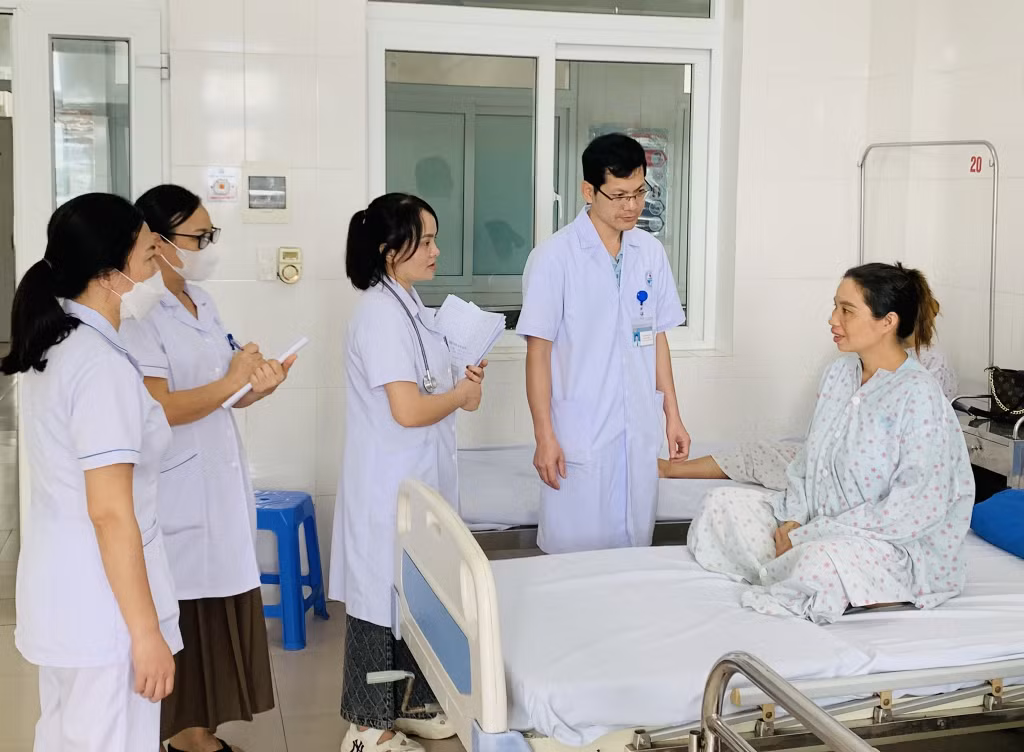 Bác sỹ, y tá tại Trung tâm y tế huyện Đầm Hà thăm khám cho bệnh nhân.