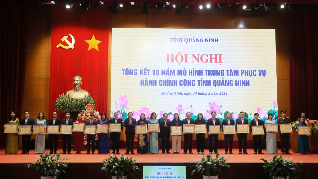 Đồng chí Nguyễn Xuân Ký, Bí thư Tỉnh ủy, Chủ tịch HĐND tỉnh và đồng chí Cao Tường Huy, Phó Bí thư Tỉnh ủy, Chủ tịch UBND tỉnh, trao Bằng khen cho các tập thể có thành tích xuất sắc.