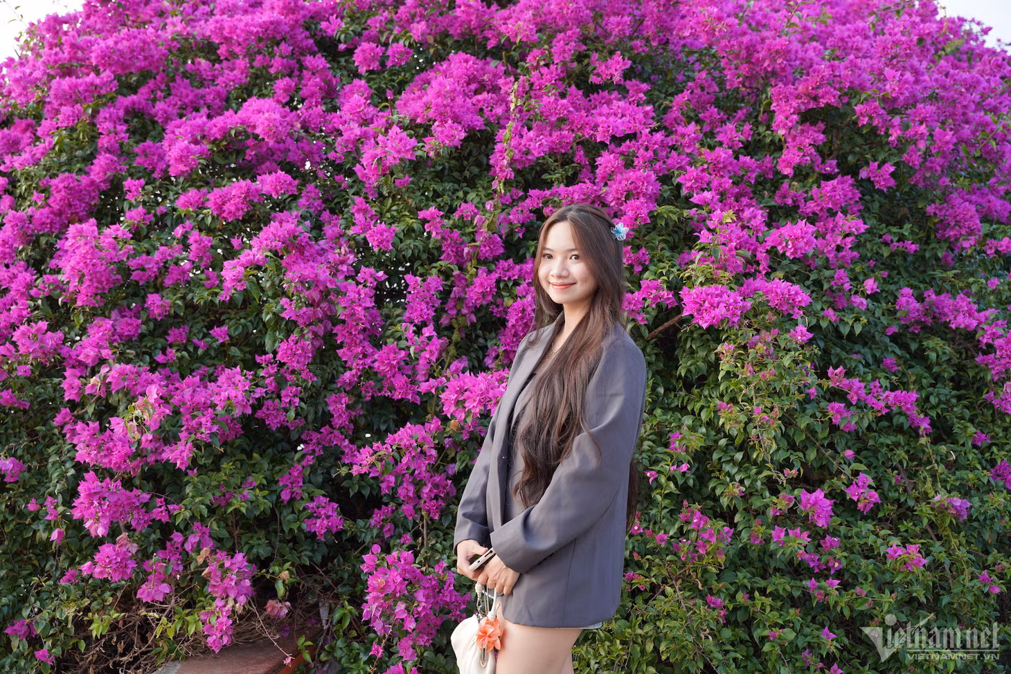 Huyền Nhi (quê Nghệ An) chia sẻ, cô biết đến hàng hoa giấy qua mạng xã hội nên cùng bạn bè tới đây để chụp ảnh