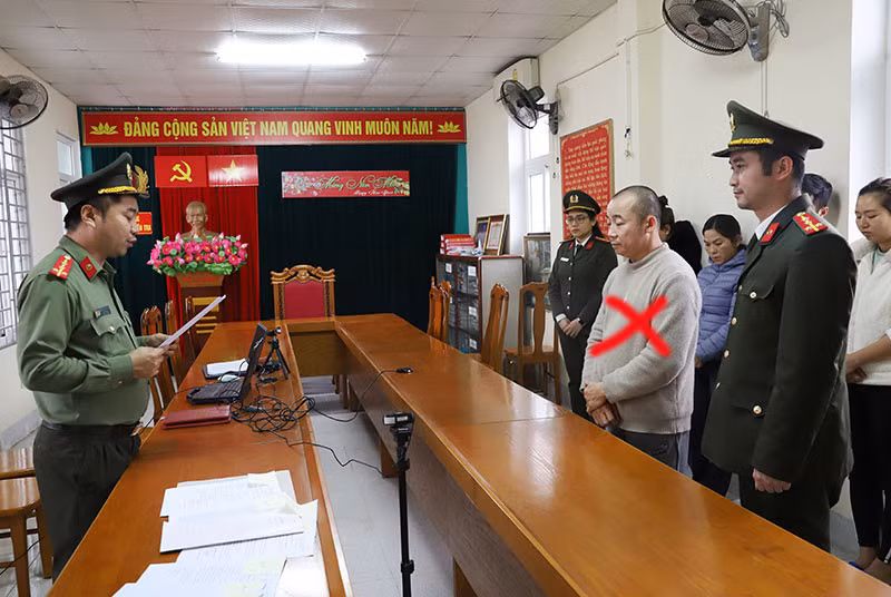 Cơ quan điều tra tống đạt quyết định khởi tố đối tượng Võ Công Sơn.