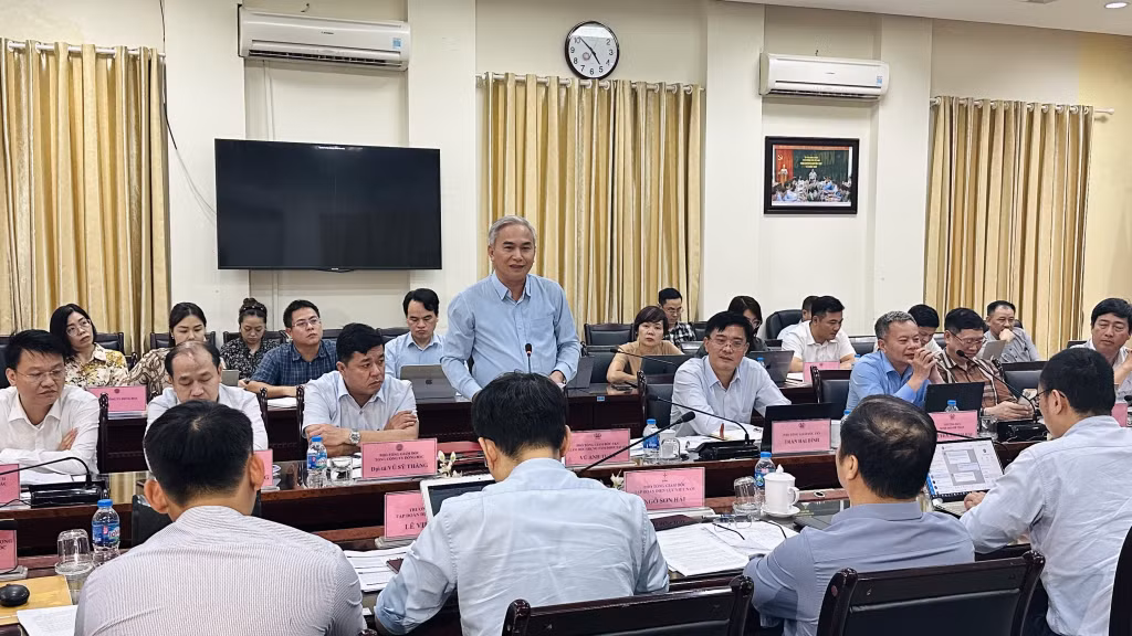 Ông Vũ Anh Tuấn, Phó Tổng Giám đốc Tập đoàn Công nghiệp Than - Khoáng sản Việt Nam, Trưởng ban chỉ đạo phát biểu tại cuộc họp.