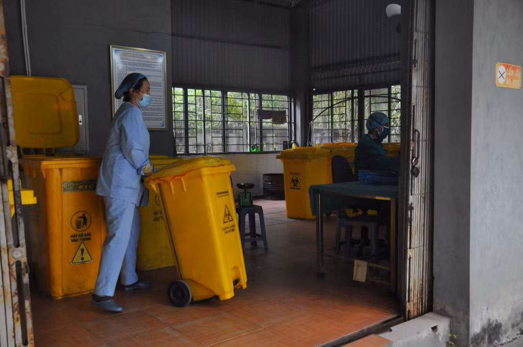 Rác thải rắn và chất thải nguy hại tại Bệnh viện Bãi Cháy được thu gom, xử lý đúng quy định.