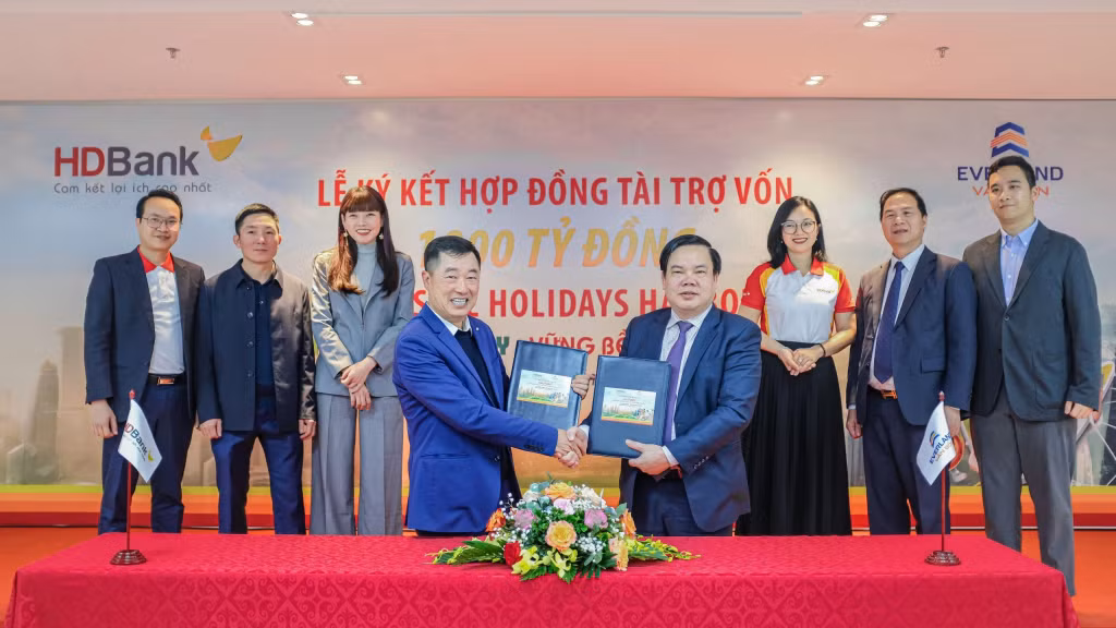 Ông Lê Đình Vinh - Chủ tịch HĐQT Tập đoàn Everland kiêm Tổng giám đốc Công ty CP Everland Vân Đồn (phải) và ông Đặng Xuân An – Giám đốc Ngân hàng HDBank Quảng Ninh (trái) ký Hợp đồng tài trợ vốn cho Dự án Crystal Holidays Harbour Vân Đồn.