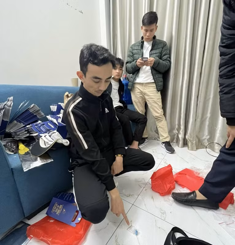 Đối tượng Trần Tiến Duy bị bắt cùng tang vật.