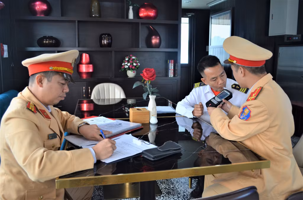 Lực lượng cảnh sát Đưởng thủy kiểm tra việc chấp hành quy định không sử dụng rượu bia trong ca làm việc đối với thuyền trưởng, thuyền viên trên phương tiện phục vụ khách du lịch.