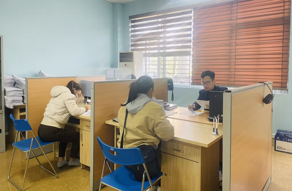 Cán bộ Trung tâm Dịch vụ việc làm Quảng Ninh tư vấn, giới thiệu việc làm cho người lao động.