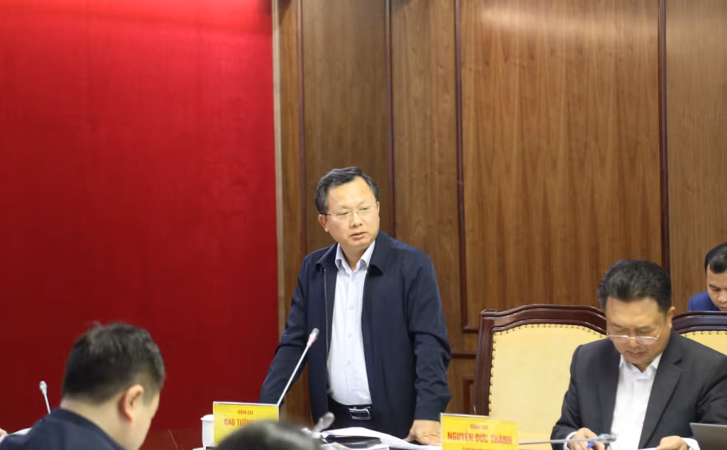 Đồng chí Cao Tường Huy, Phó Bí thư Tỉnh ủy, Chủ tịch UBND tỉnh, phát biểu tại hội nghị giao ban.