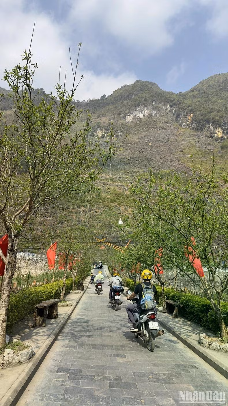 Con đường dẫn vào làng văn hóa du lịch cộng đồng dân tộc H’Mông.