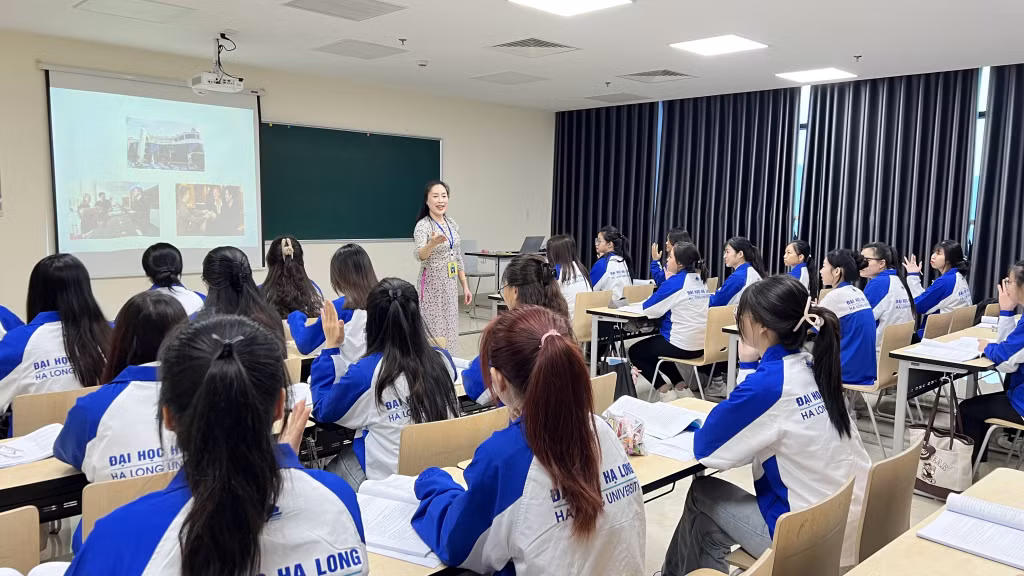 Cô giáo Nguyễn Thị Ngọc Lan, Bí thư Chi bộ, Phó trưởng phòng phụ trách phòng Tổ chức, Hành chính, Thanh tra và Pháp chế; Chủ tịch Công đoàn Trường Đại học Hạ Long trong giờ lên lớp.