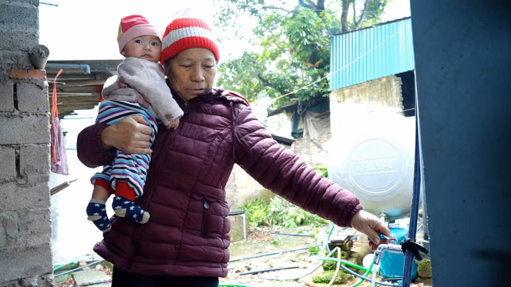 Bà Dương Thị Nguyên (thôn Bản Cáu, xã Lục Hồn, huyện Bình Liêu) yên tâm khi gia đình được sử dụng nguồn nước đảm bảo vệ sinh.