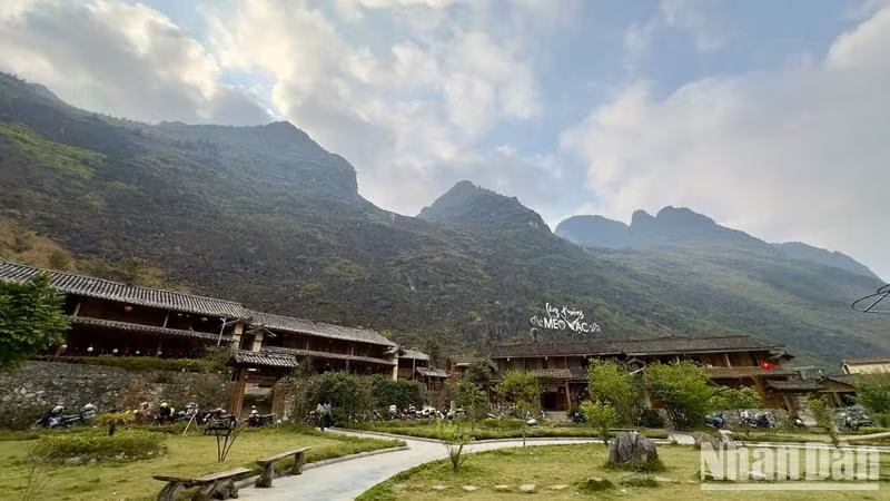 Làng văn hóa du lịch cộng đồng dân tộc H’Mông nằm trên diện tích bằng phẳng, bao quanh là núi đá.