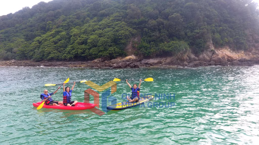 Du khách trải nghiệm chèo thuyền kayak tại đảo Thanh Lân (huyện Cô Tô) (6-2023). Ảnh: Hoàng Quỳnh