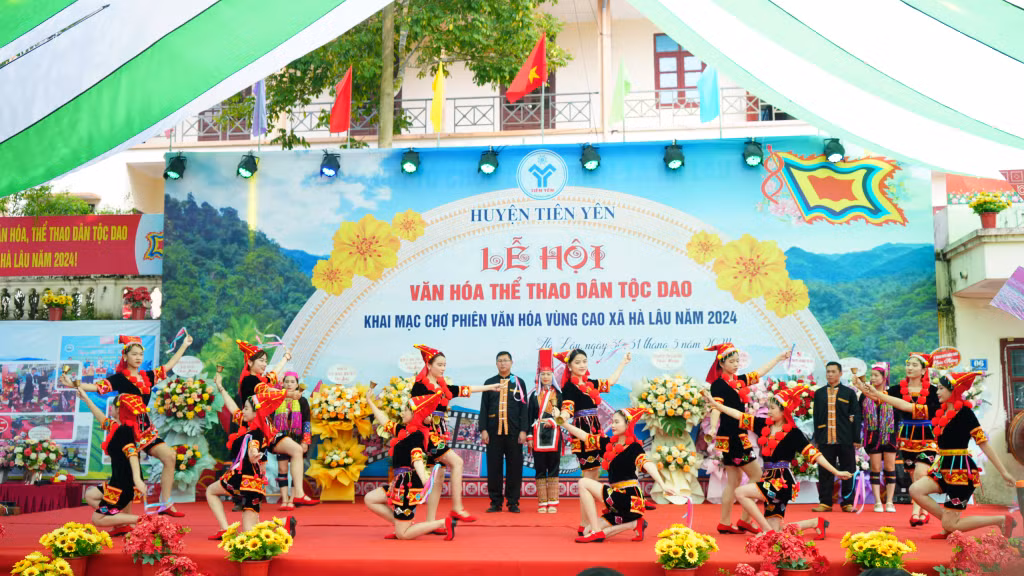 Những nghi lễ truyền thống của người Dao được tái hiện trên sân khấu lễ hội.