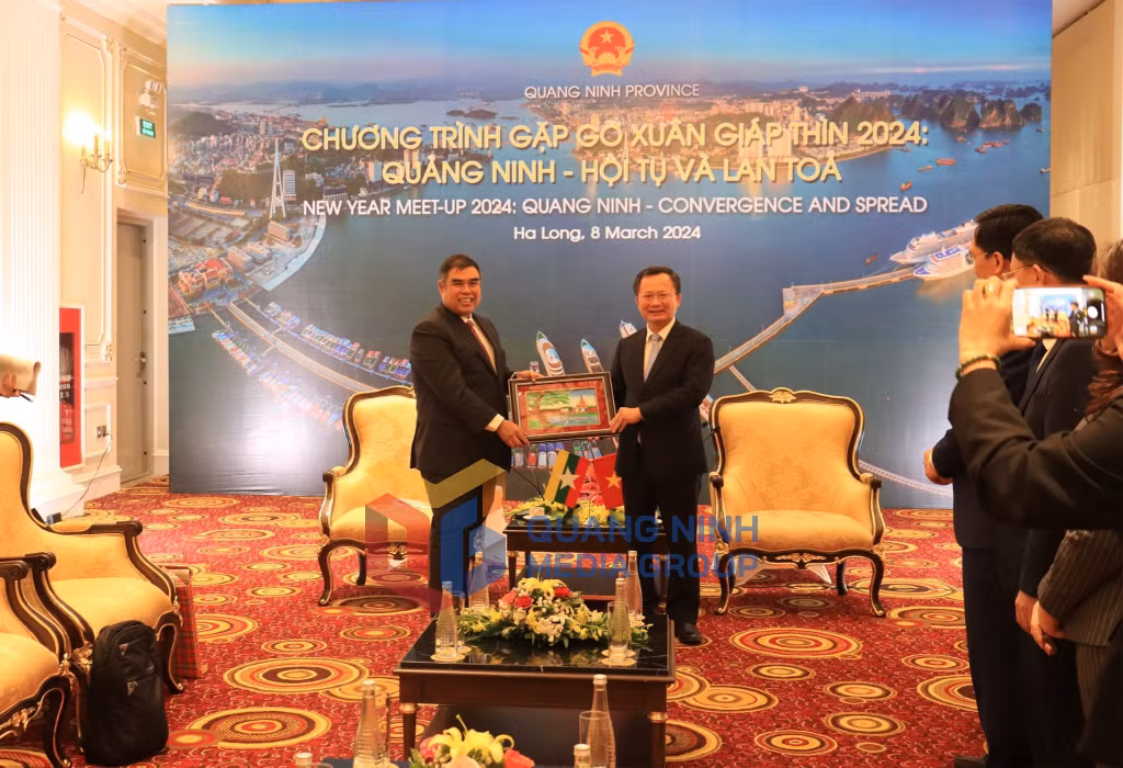 Đồng chí Cao Tường Huy, Chủ tịch UBND tỉnh tặng quà đại diện lâm thời Đại sứ quán Myanmar.