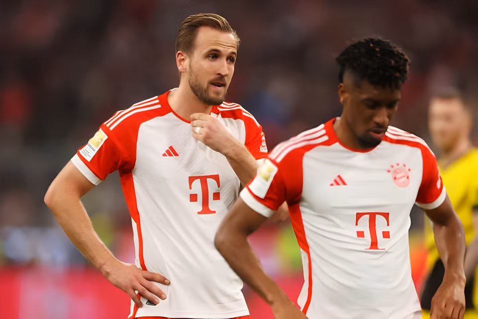 Bayern thảm bại trước Dortmund.