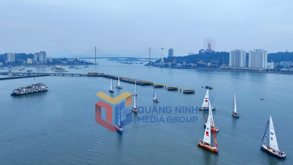 2024-03_Các thuyền đua hoàn thành nghi thức kéo dây và rời cảng, tiến đến điểm tập kết để chuẩn bị màn diễu hành trên Vịnh Hạ Long. Ảnh: Đỗ Phương