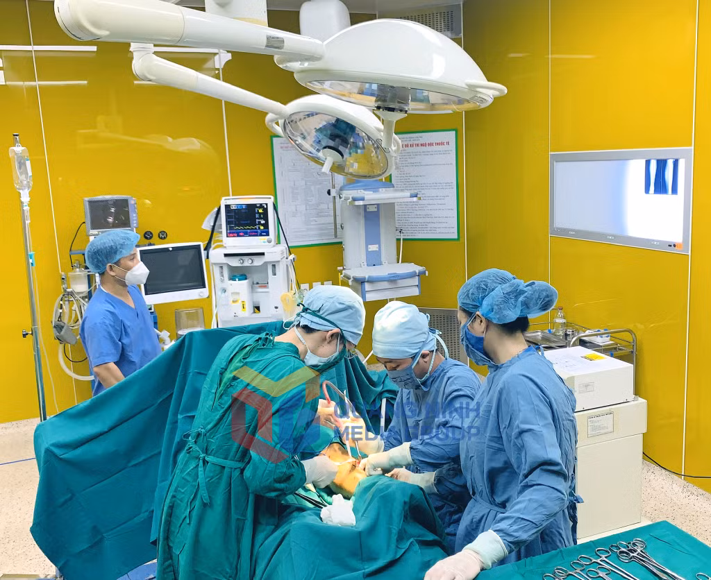 Phẫu thuật nối xương cẳng chân cho bệnh nhân tại Bệnh viện Đa khoa Cẩm Phả (1-2024). Ảnh: Hoài Minh