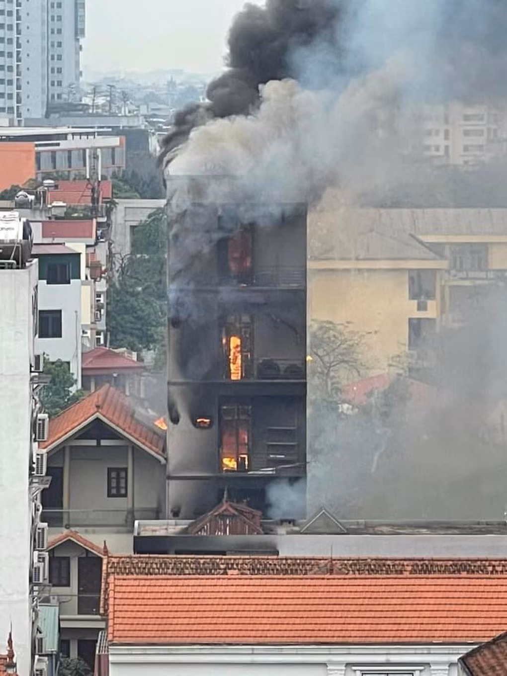 Ngôi nhà cao 6 tầng bị cháy lan (Ảnh: Hoàng Tuấn).