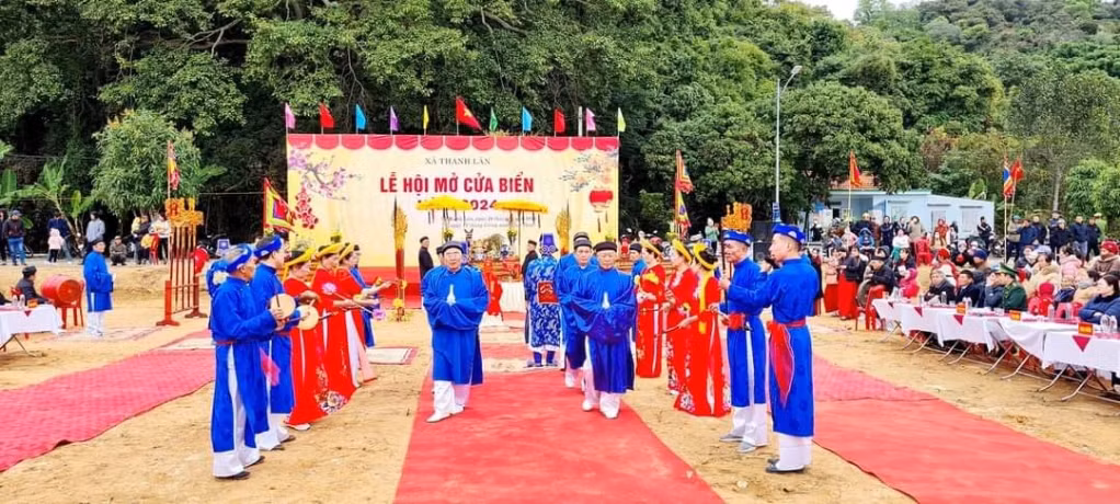 Lễ hội Mở cửa biển lần đầu tiên được tổ chức tại xã Thanh Lân, đảo Cô Tô đã trở thành điểm nhấn văn hoá, thu hút du khách trong những ngày đầu năm mới.