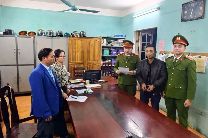 Cơ quan Cảnh sát điều tra Công an tỉnh Tuyên Quang đọc Quyết định khởi tố đối với Lê Văn Tân, lái xe Container gây tai nạn đặc biệt nghiêm trọng ở Tuyên Quang. (Ảnh: TTXVN phát)