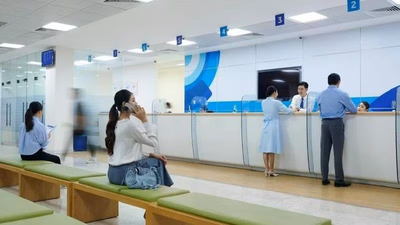 Khách hàng giao dịch tại ACB.