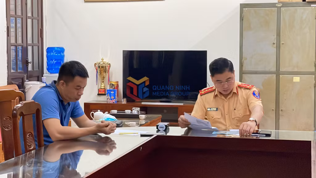 Đội CSGT Đường bộ số 2 đang hoàn tất hồ sơ để xử lý lái xe Nguyễn Trọng Dũng về hành vi không chấp hành hiệu lệnh của CSGT, bỏ chạy ngược chiều đường.