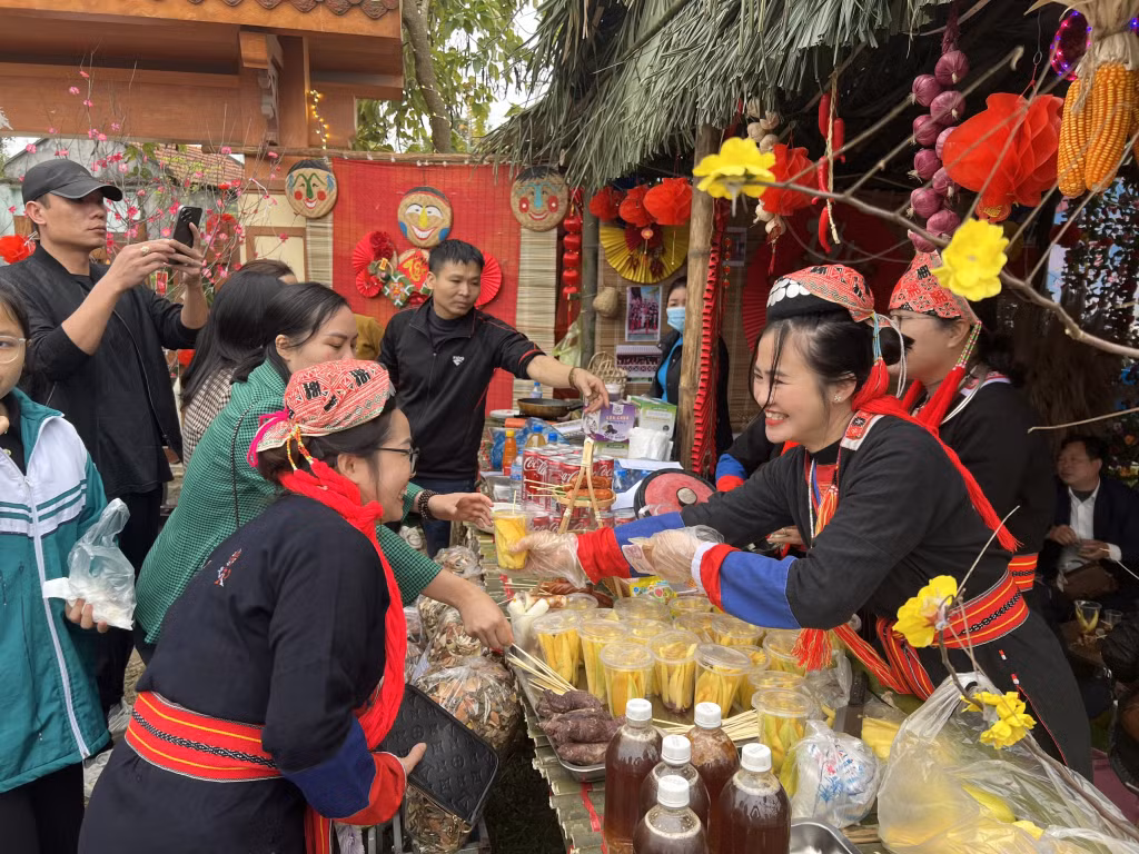 Người phụ nữ Dao Thanh Y được tôn vinh nét đẹp trong bộ trang phục truyền thống dân tộc.