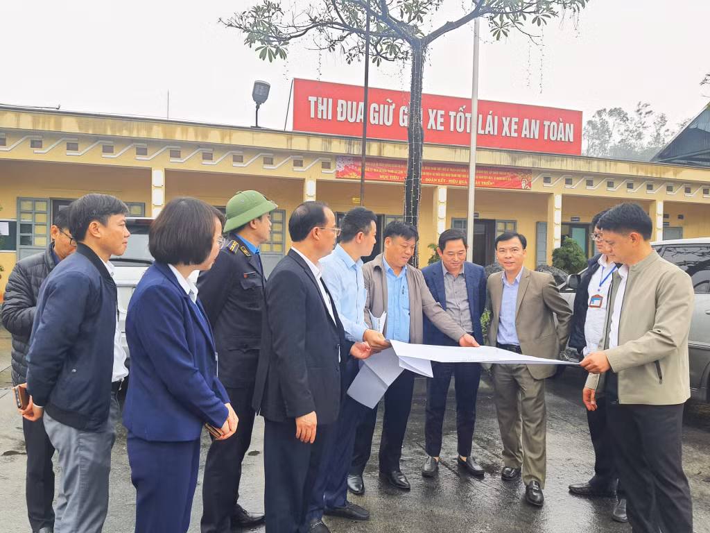 Lãnh đạo Sở TN&MT, Sở KH&ĐT và TP Uông Bí tiến hành kiểm tra thực địa dự án thuộc Công ty CP than Vàng Danh - Vinacomin.