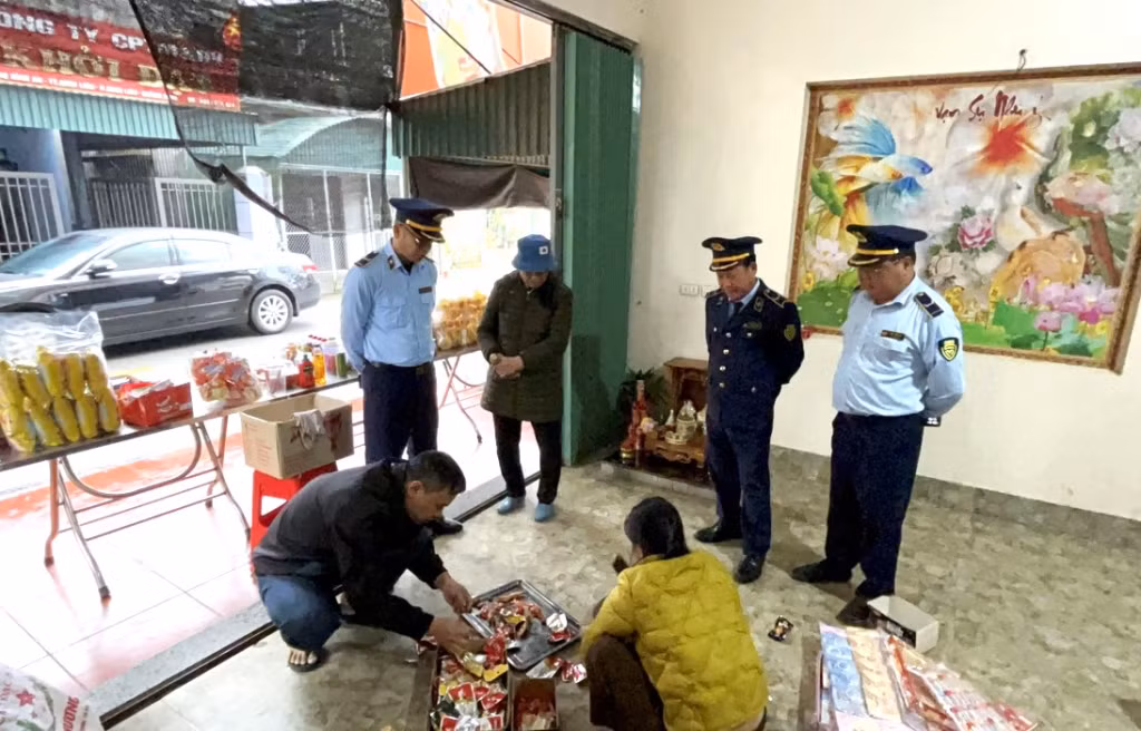 Đội QLTT số 8 kiểm tra, xử lý trường hợp vi phạm tại cổng trường Tiểu học thị trấn Bình Liêu.