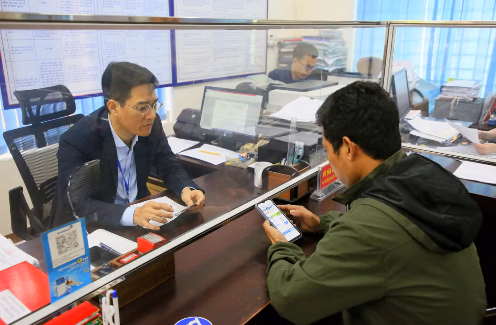 Cán bộ Trung tâm Hành chính công TP Uông Bí hướng dẫn người dân quy trình thực hiện dịch vụ công trực tuyến. Ảnh: Minh Hà